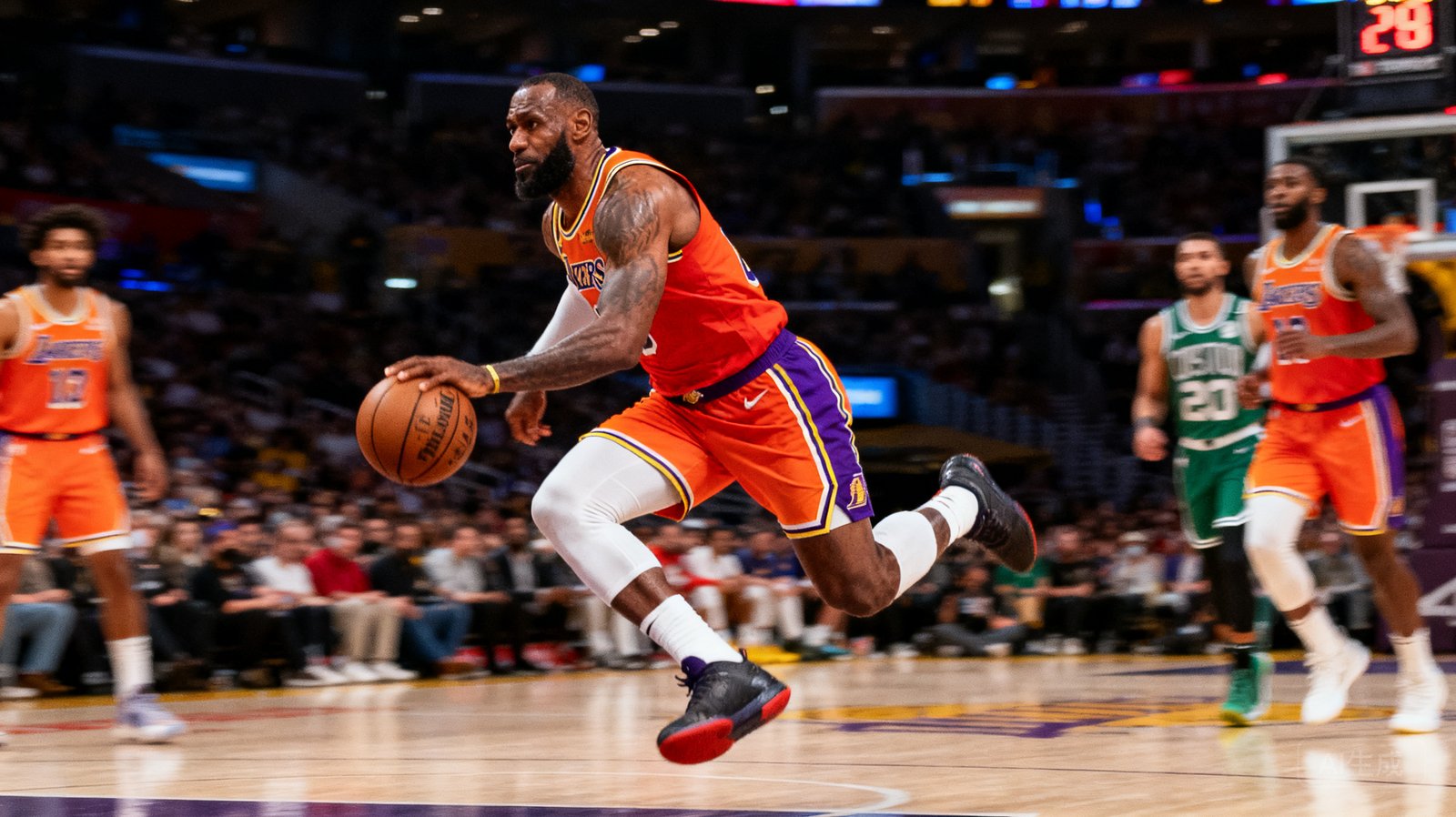 NBA季后赛湖人队与凯尔特人队比赛画面，勒布朗·詹姆斯正在突破上篮